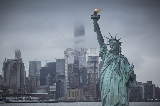 曼哈顿摩天大楼背景下的自由女神像纽约,美国图片