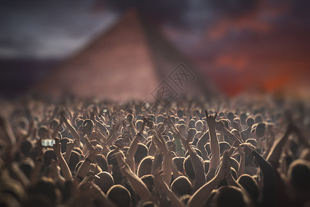 埃及金字塔的音乐会群人庆祝节日背景图片