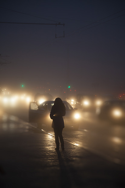 夜晚图片马路 一个人图片