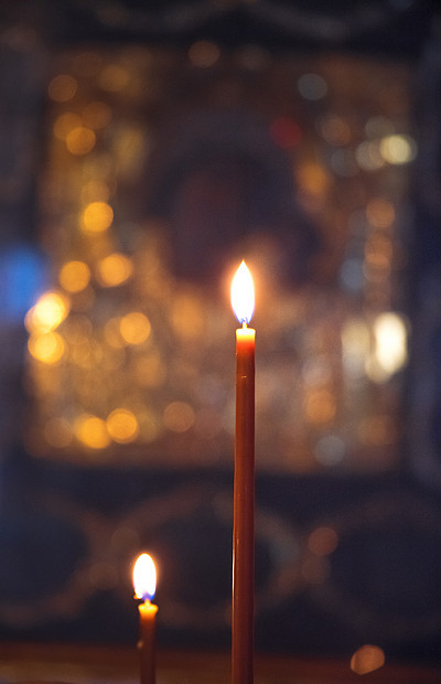 蜡烛东正教的图标的背景上燃烧图片