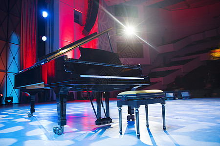 舞台上的钢琴聚光灯下音乐会之前图片