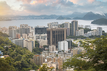 里约热内卢,巴西穿过海湾的城市景色图片