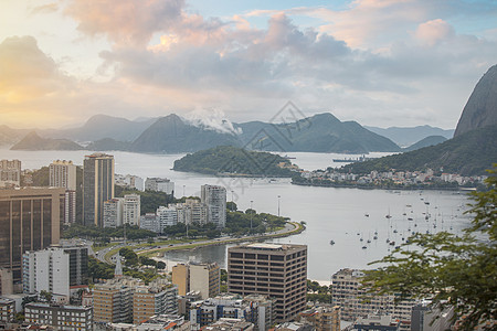 里约热内卢,巴西穿过海湾的城市景色图片