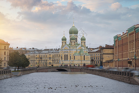 河渠俯瞰彼得堡的街道图片