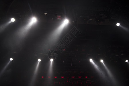 光线照亮了音乐会上的场景图片
