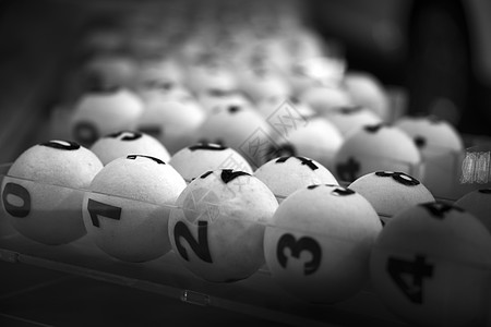 白球与数字的彩票游戏图片