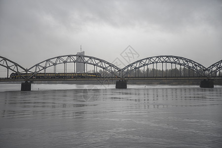 里加市河上的桥拉脱维亚图片