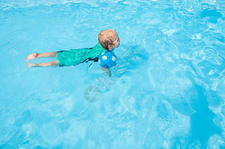 幼儿用手臂带游泳图片