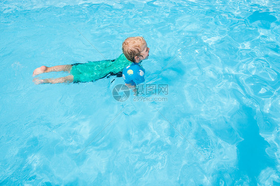 幼儿用手臂带游泳图片