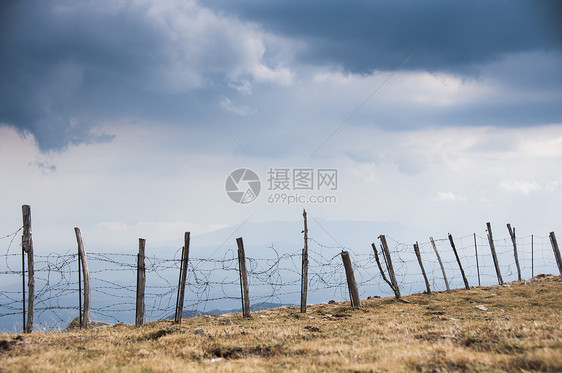 崎岖的芘山上击剑图片