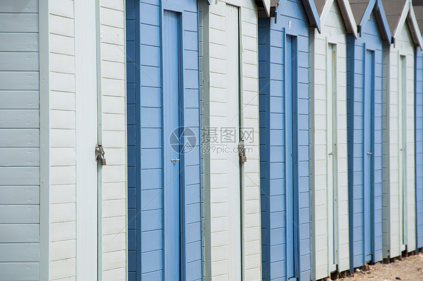 海边排交替的深蓝色海滩小屋图片