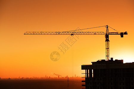 重机建筑物轮廓红色日落天空背景图片