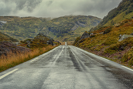 阴天的道路透视挪威景观图片