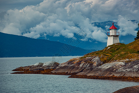 挪威峡湾海岸的灯塔电影风格的颜色效果图片