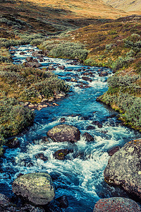 挪威高山河秋季电影风格的颜色图片