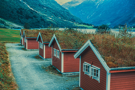 挪威山脉景观与传统小屋复古风格的电影颜色图片