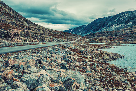 挪威高山景观与道路湖泊电影风格的颜色图片