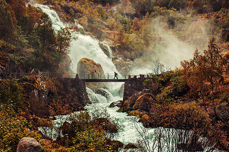挪威的大瀑布人走桥上秋天的红色图片