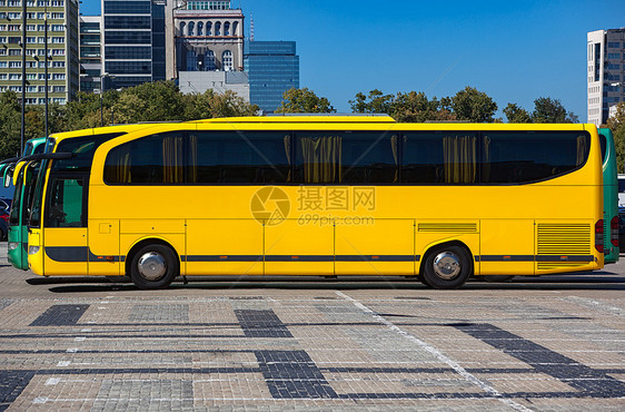 现代黄色巴士城市街道夏季的侧景图片