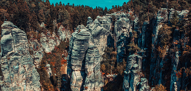 捷克秋季的Adrspachteplice岩石图片