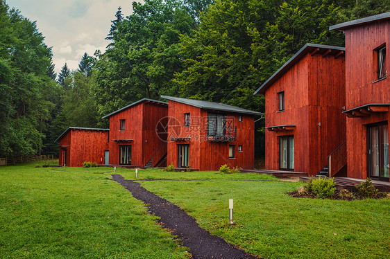 夏天的季节,森林里五个现代的木制小屋图片