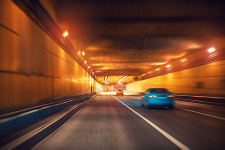 地下现代公路隧道,几辆车快速模糊运动效果图片