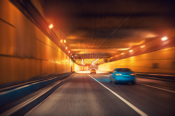 地下现代公路隧道,几辆车快速模糊运动效果图片