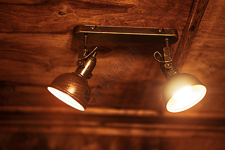 老式金属灯木制天花板上的房子图片