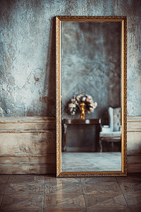 复古风格的室内细节旧墙镜子反射图片