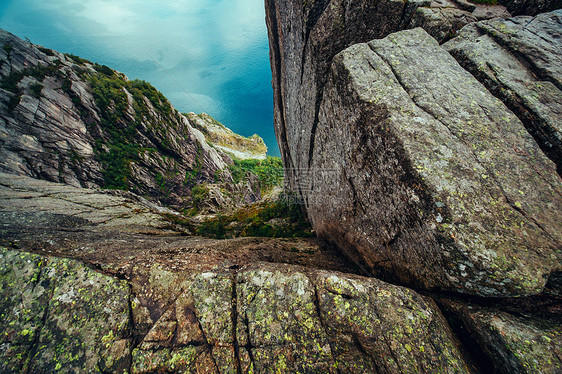 挪威的Preikestolen山往下看危险狭窄的旅游路径图片