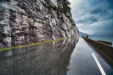 挪威雨后的湿路汽车驾驶安全图片