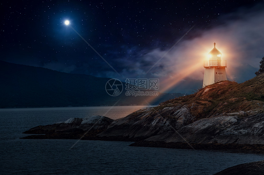 晚上挪威峡湾海岸的灯塔图片