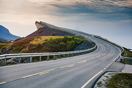 挪威岛屿上汽车的现代桥梁大西洋路图片