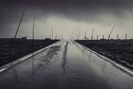 挪威下雨的戏剧道路深色黑白胶片风格的颜色图片