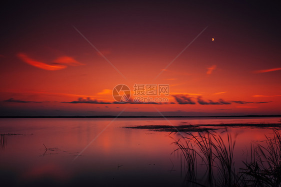 柔的深色暖色背景,日落时湖泊天空长期暴露图片