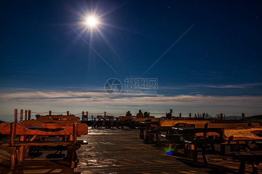 高山咖啡馆看明月夜景高清图片下载 正版图片 摄图网
