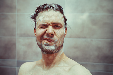 轻人浴室肖像中用洗发水洗头快乐的情绪背景图片