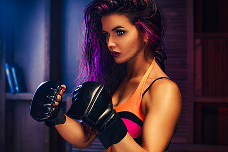 轻强壮的拳击手健身女时尚肖像背景图片
