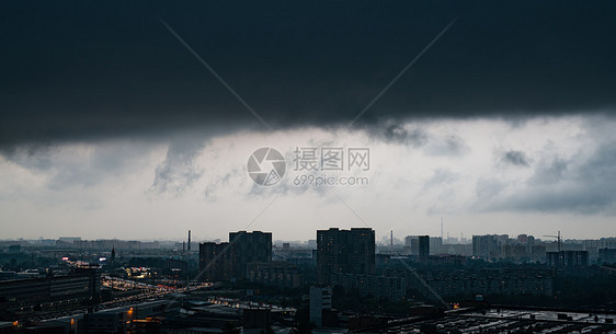 大城市上空乌云密布雨风前的刻图片