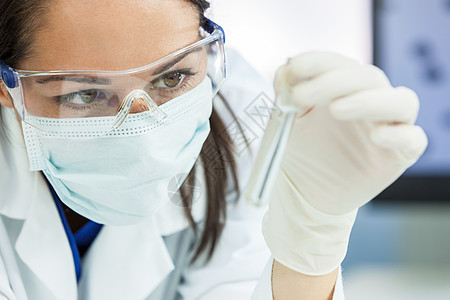 女医学研究科学家医生实验室实验室中用透明溶液的试管图片