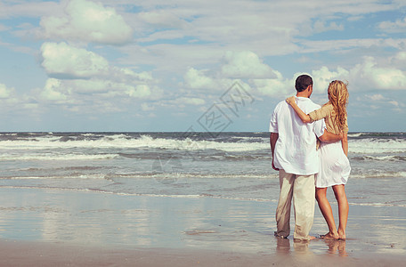 Instagram风格的照片,浪漫的轻男女夫妇拥抱海滩上图片