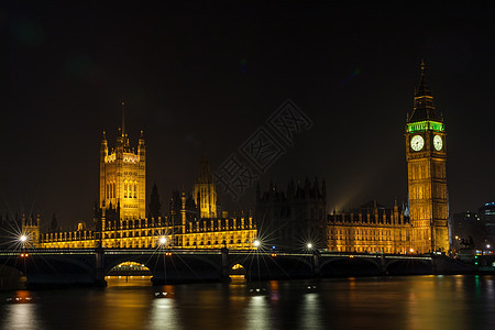 议会的房子,大本钟威斯敏斯特桥泰晤士河上,伦敦,英国晚上图片