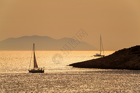 日落时帆船船只的剪影,Hvar,克罗地亚,欧洲图片