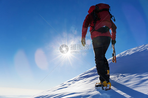 极限冬季运动阿尔卑斯山雪峰顶部的登山者决心,成功,勇敢图片