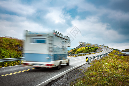 商队车高速公路上行驶大篷车运动模糊挪威大西洋路大西洋路Atlanterhsveien被授予挪威世纪建筑图片