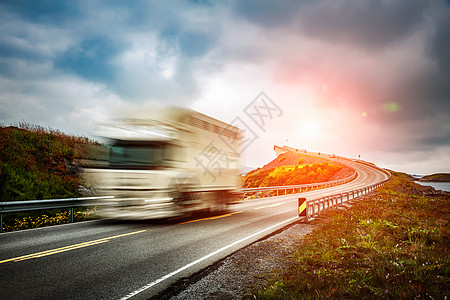 日落时的卡车高速公路卡车汽车运动模糊大西洋路大西洋路Atlanterhsveien被授予挪威世纪建筑的称号图片