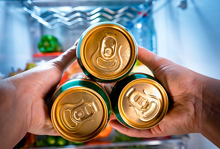 冰箱里啤酒的人图片