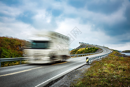 日落时的卡车高速公路卡车汽车运动模糊大西洋路大西洋路Atlanterhsveien被授予挪威世纪建筑的称号图片