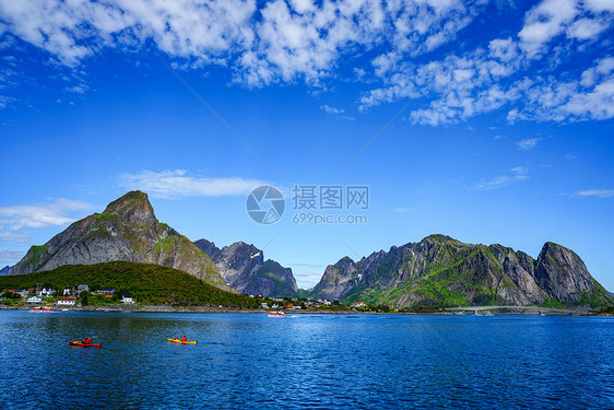 洛芬岛挪威诺德兰县的个群岛以独特的风景而闻名,戏剧的山脉山峰,开阔的大海庇护的海湾,海滩未触及的土地图片