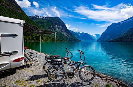 家庭度假旅行,汽车度假旅行,商队汽车度假美丽的自然挪威自然景观图片